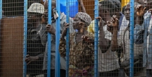 República Democrática do Congo: 50.000 congoleses expulsos de Angola estão encurralados na fronteira.